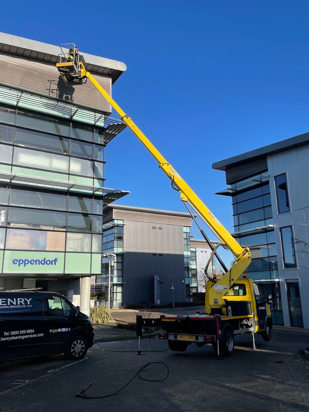 red lift hire powered access